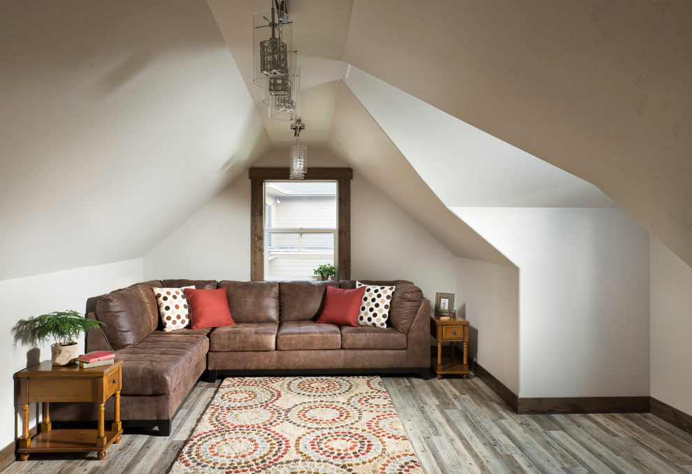 Immagine di un soggiorno tradizionale di medie dimensioni e stile loft con sala giochi, pareti grigie e pavimento in vinile