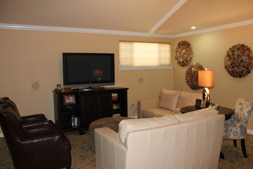 Foto de sala de estar con barra de bar cerrada tradicional pequeña con paredes beige, moqueta y televisor independiente