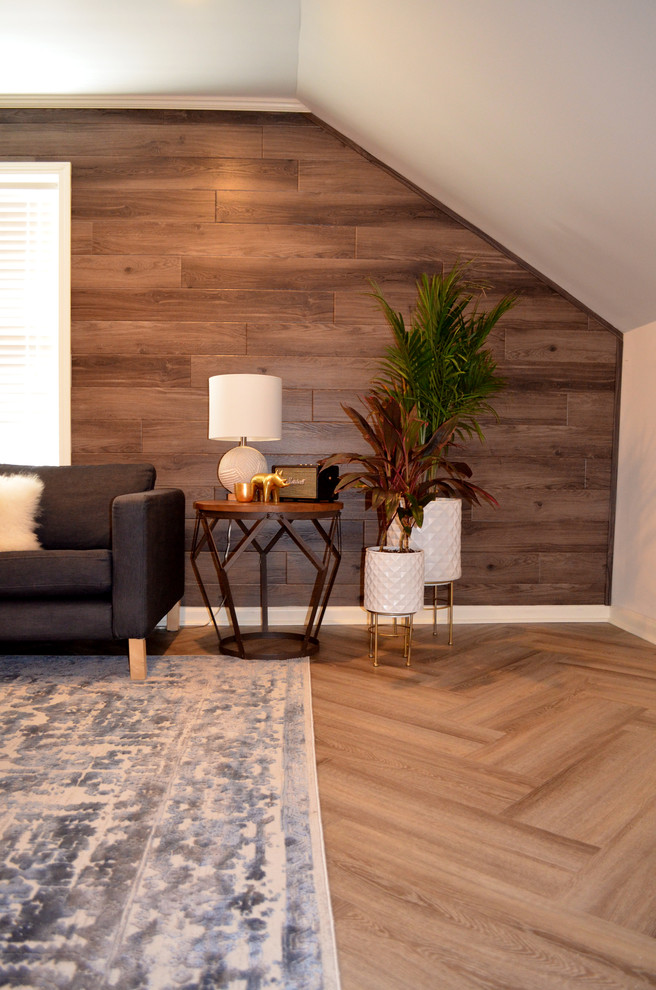 Aménagement d'une grande salle de séjour mansardée ou avec mezzanine classique avec un mur marron, un sol en vinyl et un sol beige.