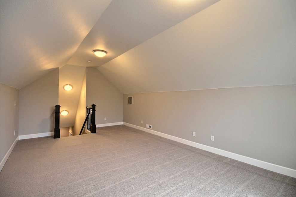 Geräumiger, Fernseherloser, Abgetrennter Rustikaler Hobbyraum mit beiger Wandfarbe und Teppichboden in Portland