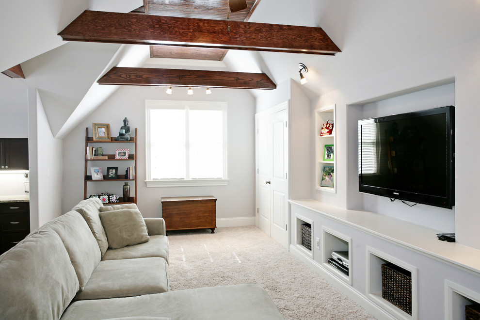Cette photo montre une salle de séjour chic avec un mur blanc, moquette et un téléviseur encastré.