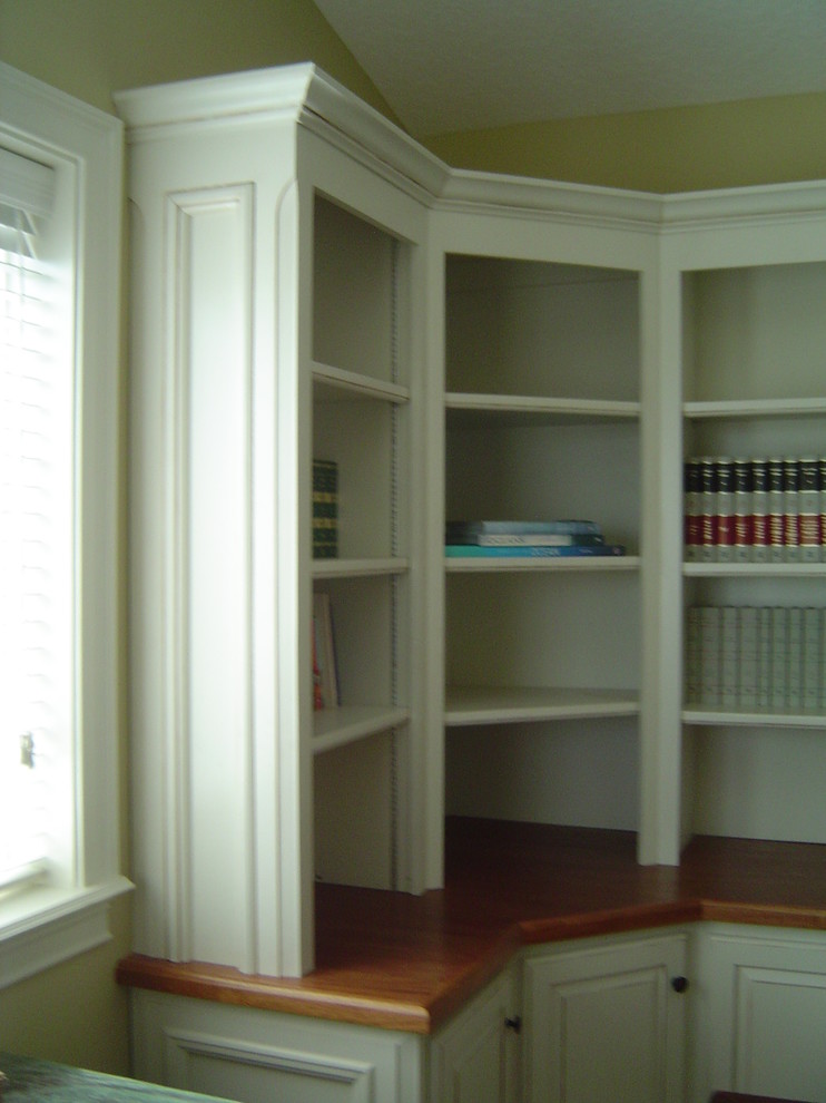 На фото: двухуровневая гостиная комната среднего размера в классическом стиле с с книжными шкафами и полками