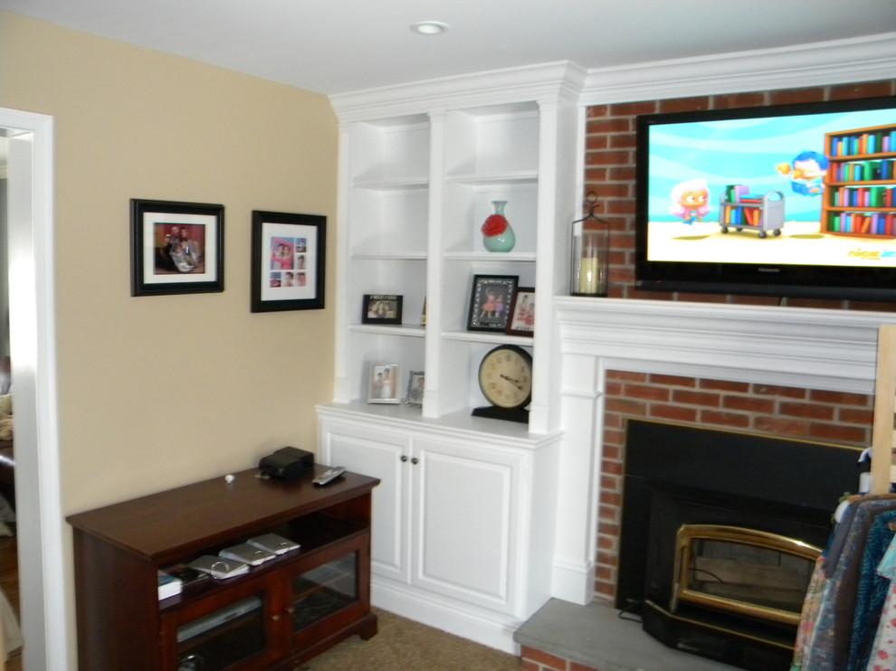 Klassisk inredning av ett mellanstort allrum, med beige väggar, en standard öppen spis, en spiselkrans i trä och en väggmonterad TV