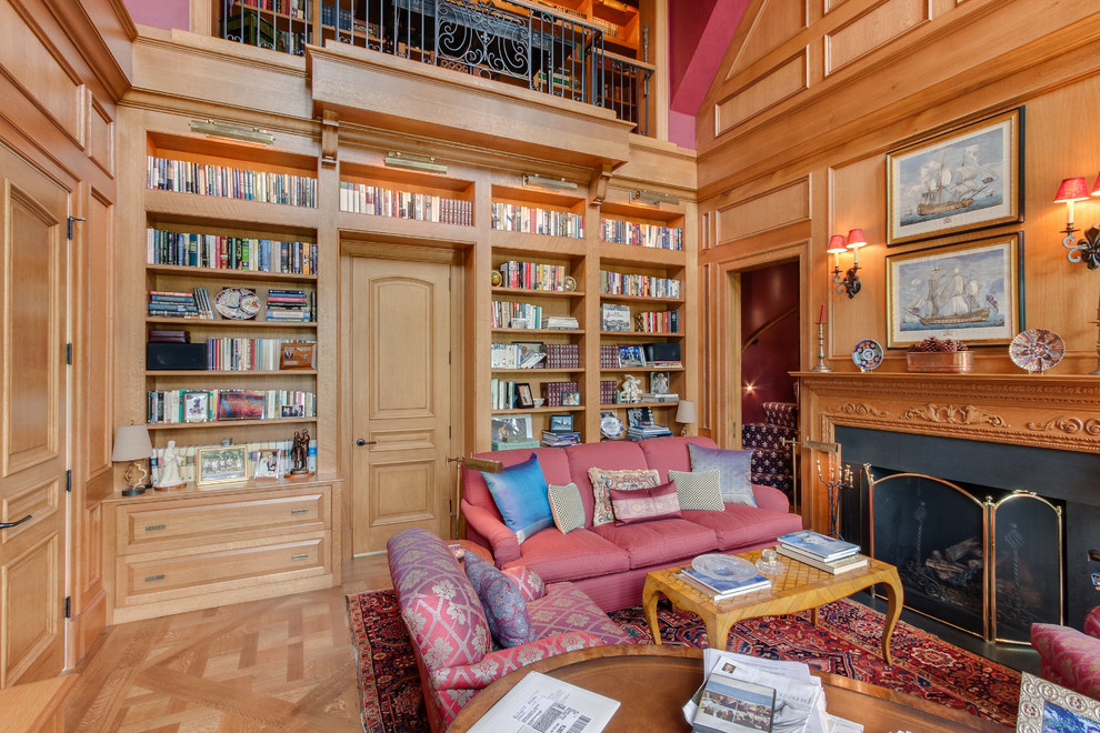 Immagine di un soggiorno chic con libreria e pareti marroni
