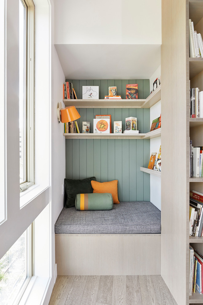 Mittelgroßes, Offenes Modernes Wohnzimmer mit weißer Wandfarbe, hellem Holzboden und grauem Boden in Portland