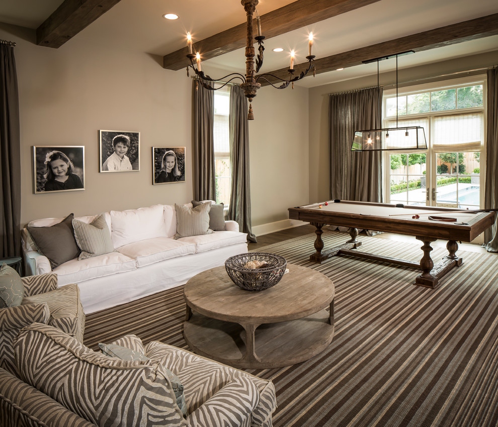 Foto di un soggiorno chic con pareti beige e tappeto