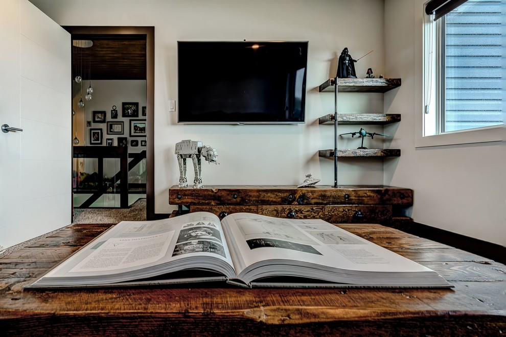 На фото: изолированная гостиная комната среднего размера в современном стиле с серыми стенами, ковровым покрытием и телевизором на стене без камина с