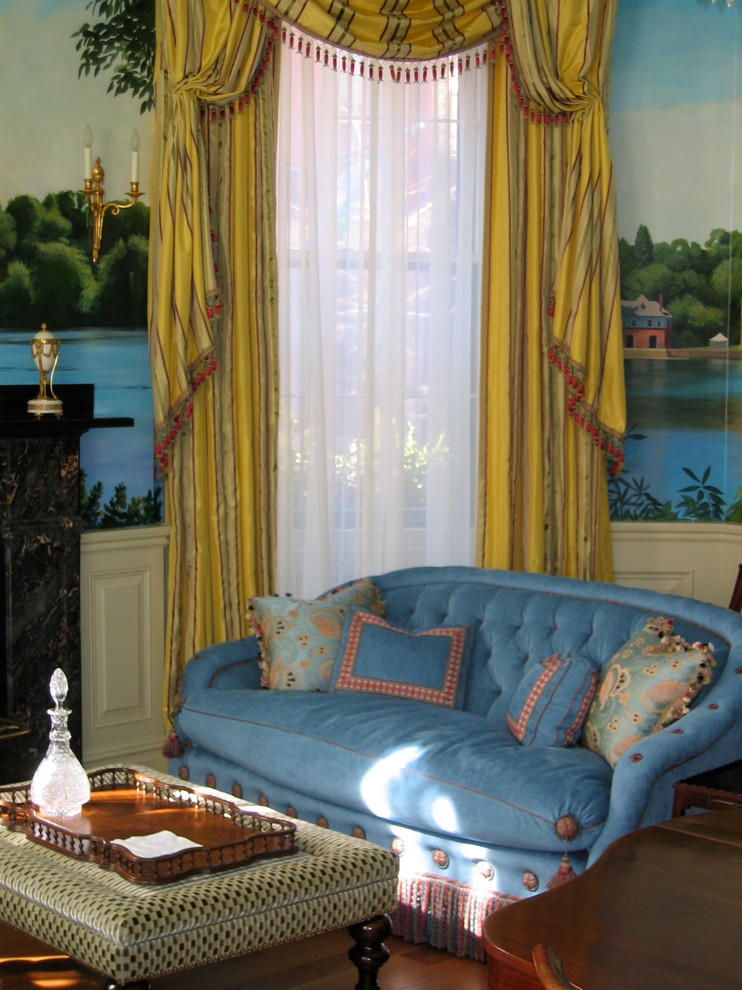 Пример оригинального дизайна: большая открытая гостиная комната в классическом стиле с разноцветными стенами, паркетным полом среднего тона, стандартным камином и фасадом камина из камня