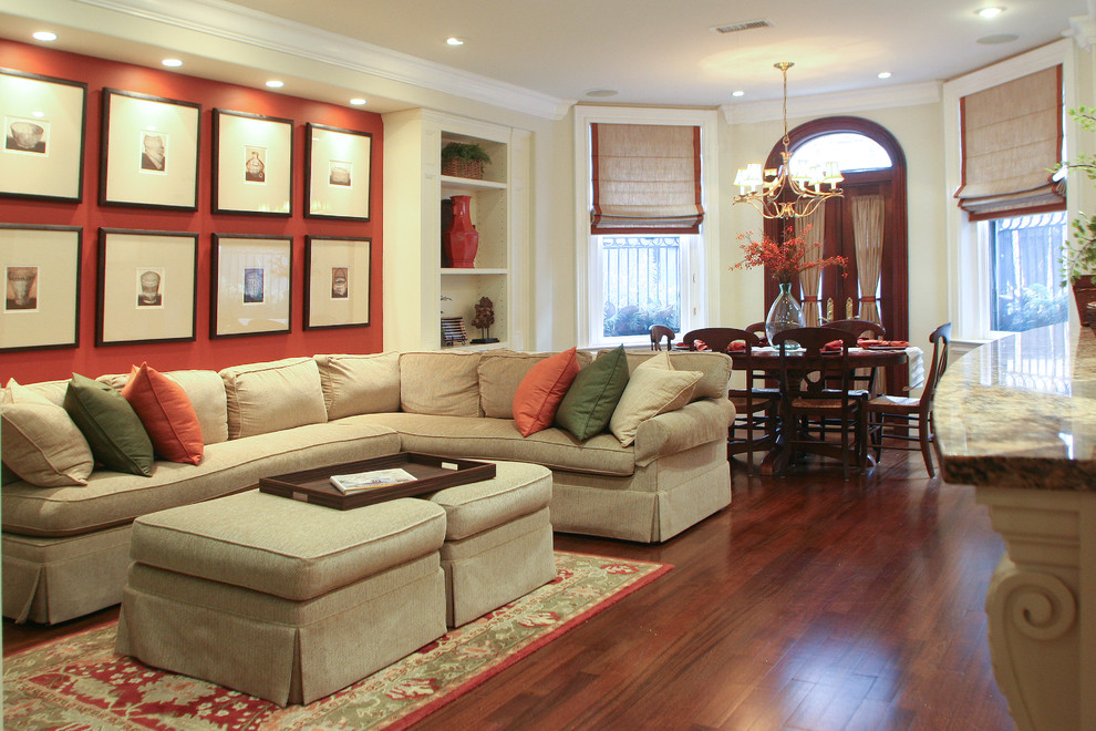 Источник вдохновения для домашнего уюта: открытая гостиная комната среднего размера в классическом стиле с красными стенами, темным паркетным полом и коричневым полом
