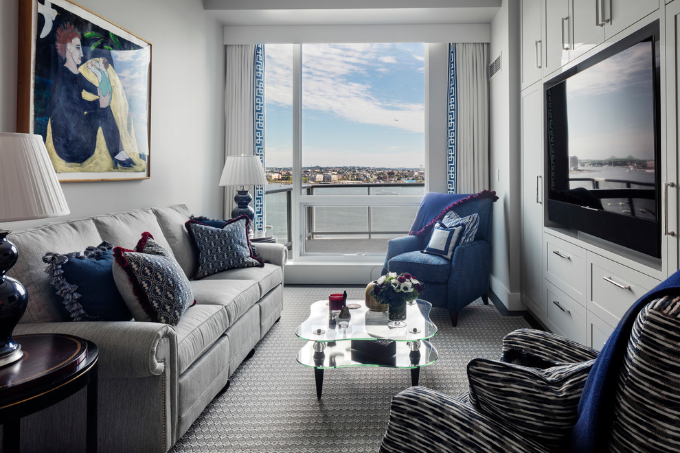 Immagine di un soggiorno chic di medie dimensioni e chiuso con pareti bianche, moquette e parete attrezzata