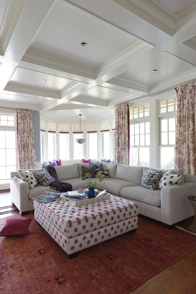 Ispirazione per un grande soggiorno classico chiuso con sala giochi, pavimento in legno massello medio, parete attrezzata e pareti viola