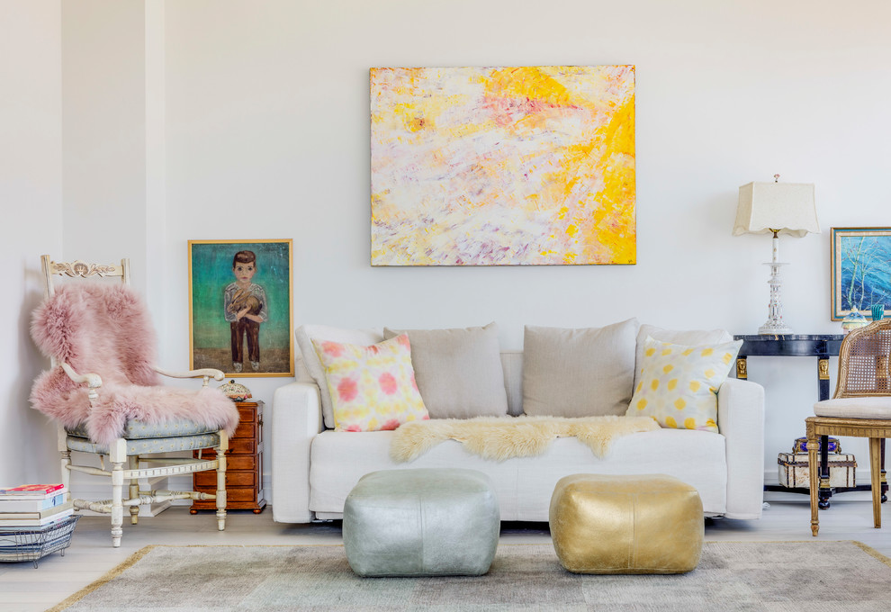 Ispirazione per un soggiorno eclettico di medie dimensioni e aperto con pareti bianche e pavimento beige