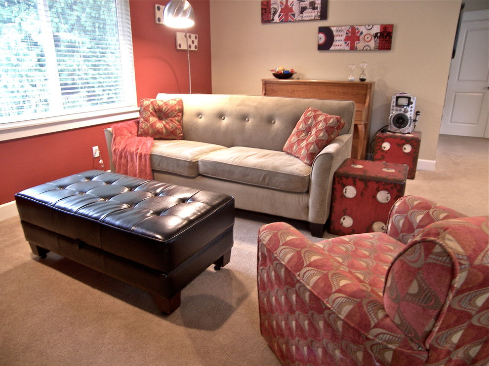 На фото: открытая комната для игр среднего размера в современном стиле с красными стенами, ковровым покрытием и отдельно стоящим телевизором с