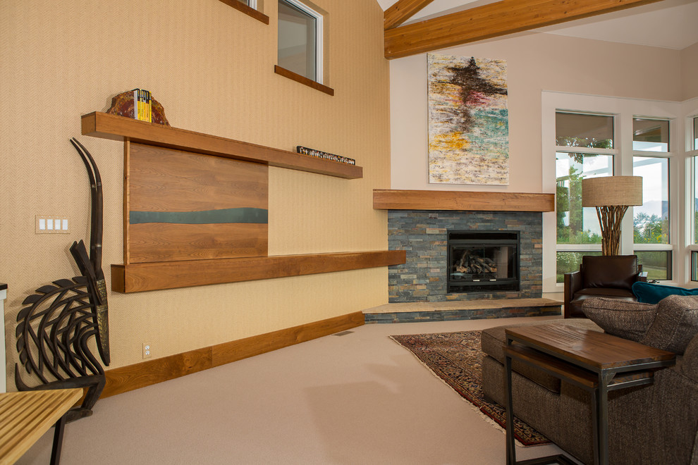 Idée de décoration pour une salle de séjour design de taille moyenne et fermée avec un mur beige, moquette, une cheminée standard, un manteau de cheminée en carrelage, un téléviseur dissimulé et un sol beige.