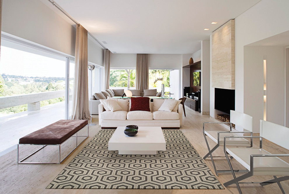 Diseño de sala de estar abierta contemporánea con paredes blancas, suelo de madera clara, chimenea lineal, televisor colgado en la pared y suelo beige