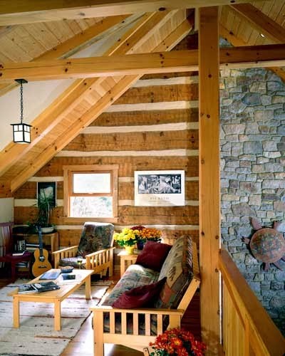 Ejemplo de sala de estar tipo loft rural pequeña con suelo de madera en tonos medios