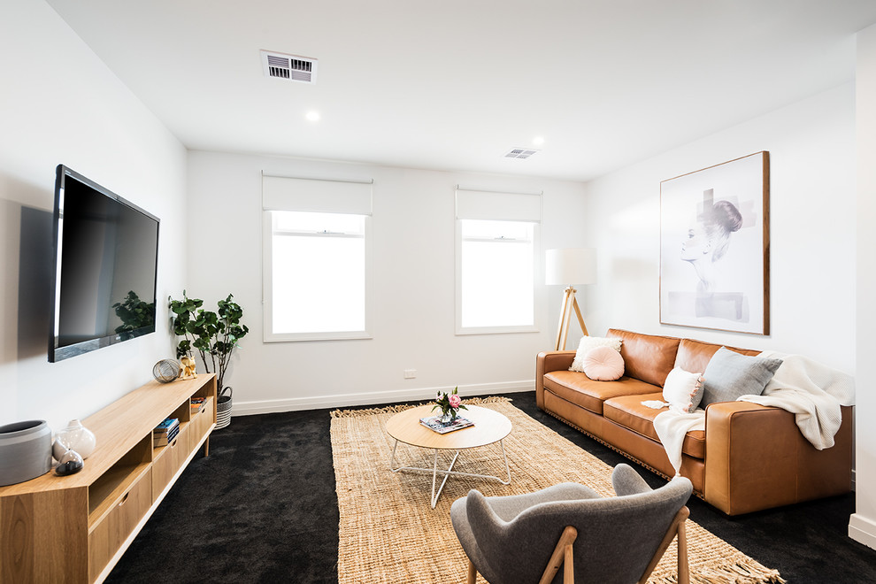 Пример оригинального дизайна: открытая гостиная комната среднего размера в современном стиле с белыми стенами, ковровым покрытием, телевизором на стене и черным полом без камина