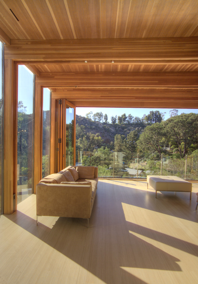 Diseño de sala de estar abierta minimalista con suelo de madera clara