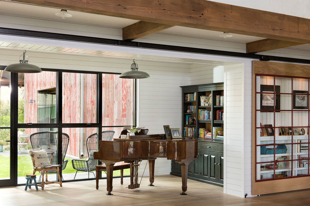 Diseño de sala de estar con rincón musical abierta campestre de tamaño medio sin televisor con paredes blancas y suelo de madera clara
