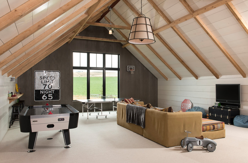 Geräumiger, Offener Landhausstil Hobbyraum mit weißer Wandfarbe, Teppichboden, TV-Wand und beigem Boden in Sonstige