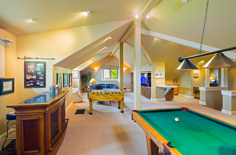 Foto de sala de juegos en casa abierta de estilo americano extra grande con paredes beige, moqueta y pared multimedia