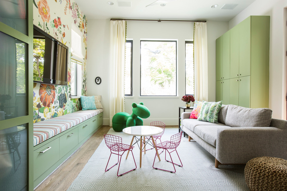 Modelo de sala de estar cerrada bohemia con paredes multicolor, suelo de madera clara y televisor colgado en la pared