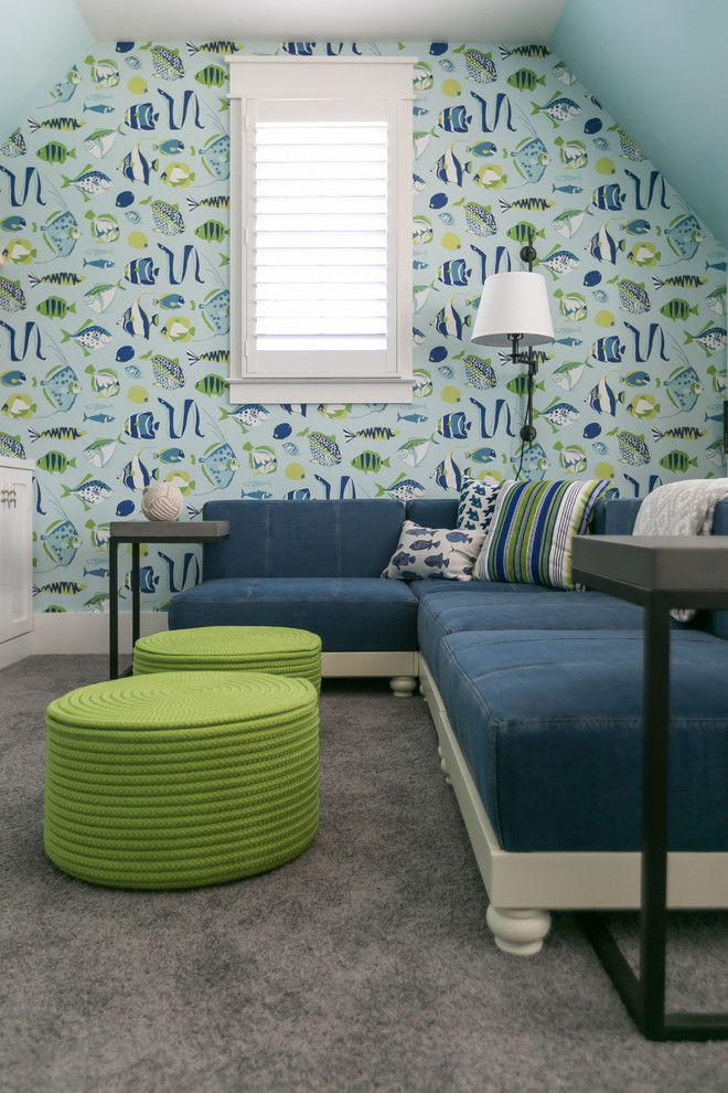 Пример оригинального дизайна: гостиная комната в морском стиле с разноцветными стенами, ковровым покрытием и серым полом