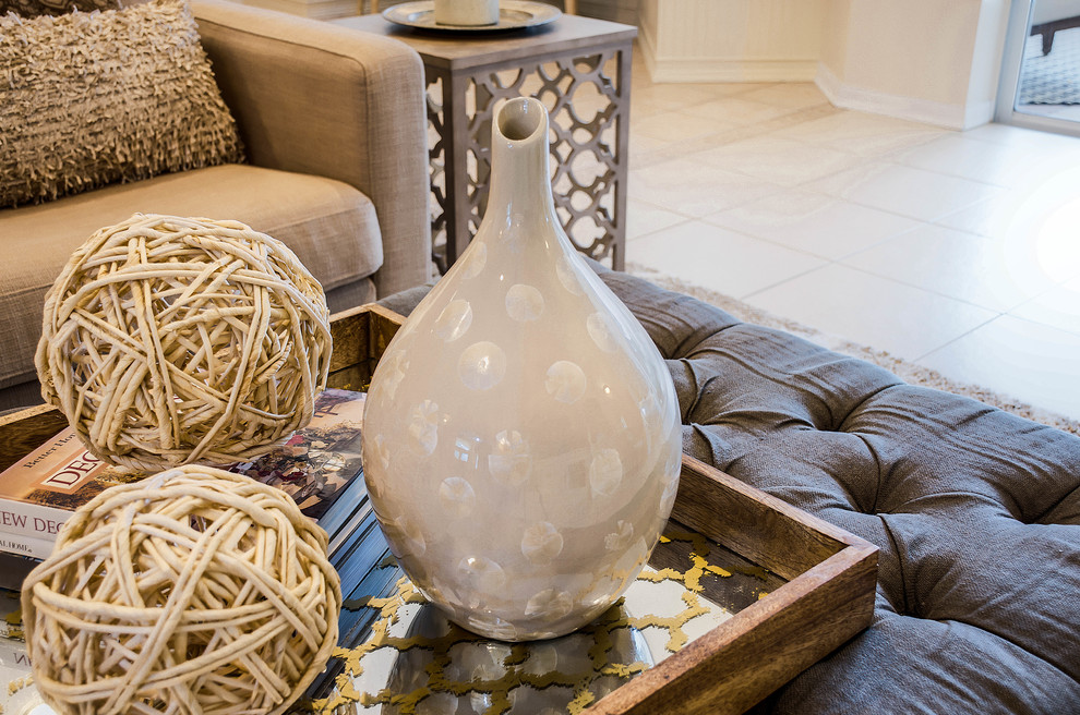 Imagen de sala de estar abierta clásica renovada de tamaño medio sin chimenea con suelo de baldosas de cerámica y suelo beige