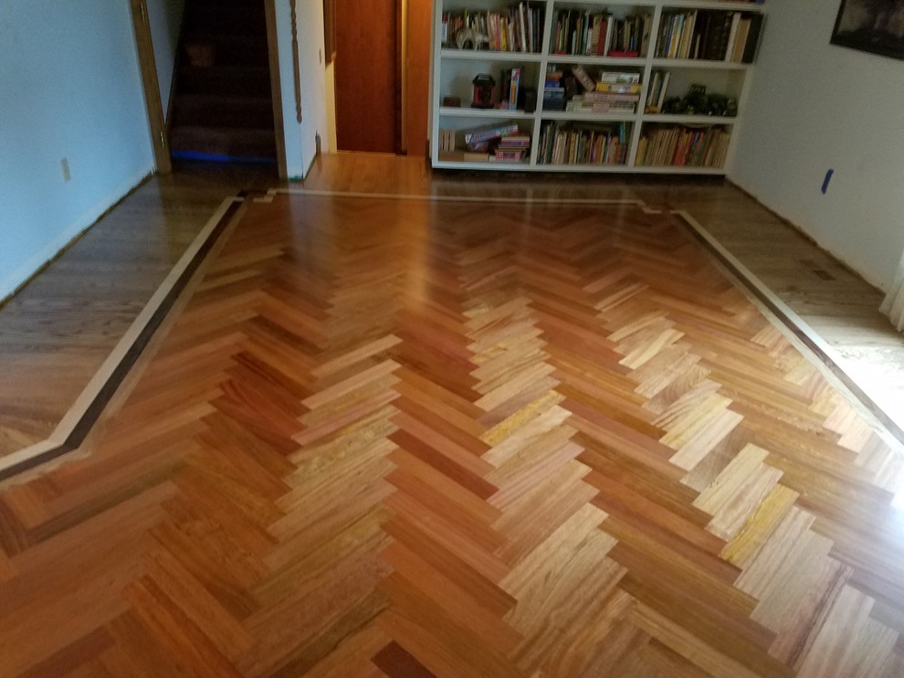 Immagine di un grande soggiorno stile americano aperto con pavimento in legno massello medio e pavimento beige
