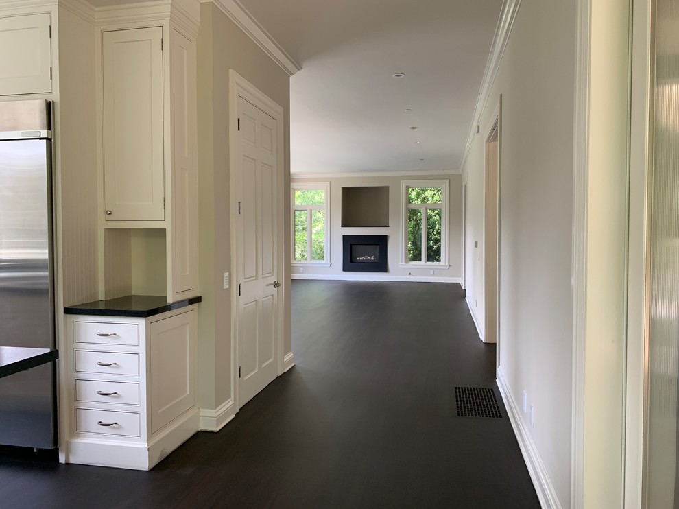 Diseño de sala de estar minimalista con suelo de madera oscura y suelo marrón