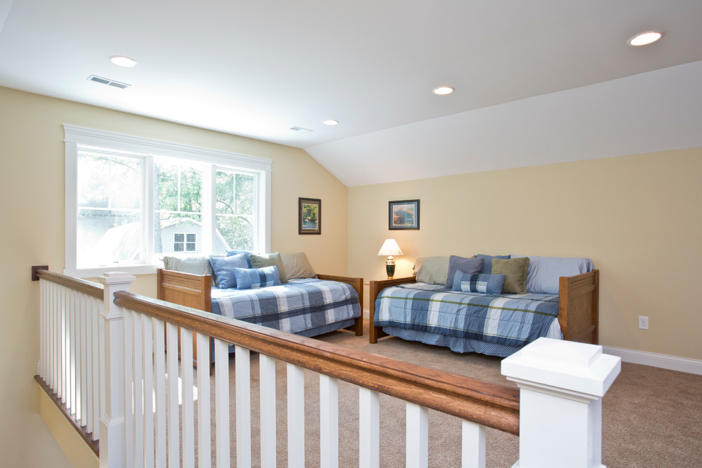 Aménagement d'une salle de séjour mansardée ou avec mezzanine bord de mer de taille moyenne avec un mur beige et moquette.