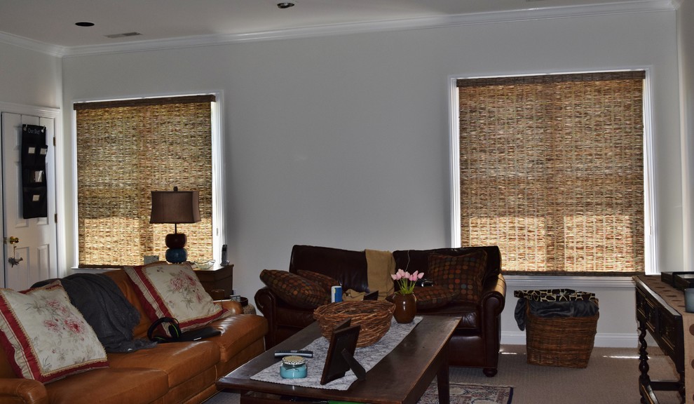 Foto di un soggiorno american style di medie dimensioni e chiuso con pareti beige, moquette e nessun camino