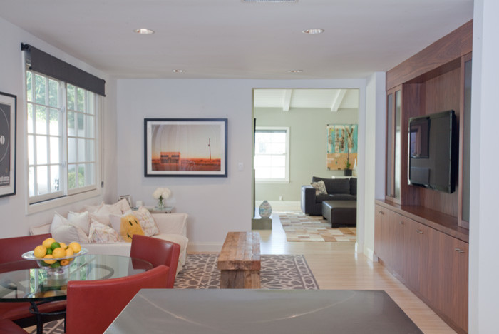 Idee per un piccolo soggiorno contemporaneo chiuso con pareti bianche, parquet chiaro e TV a parete