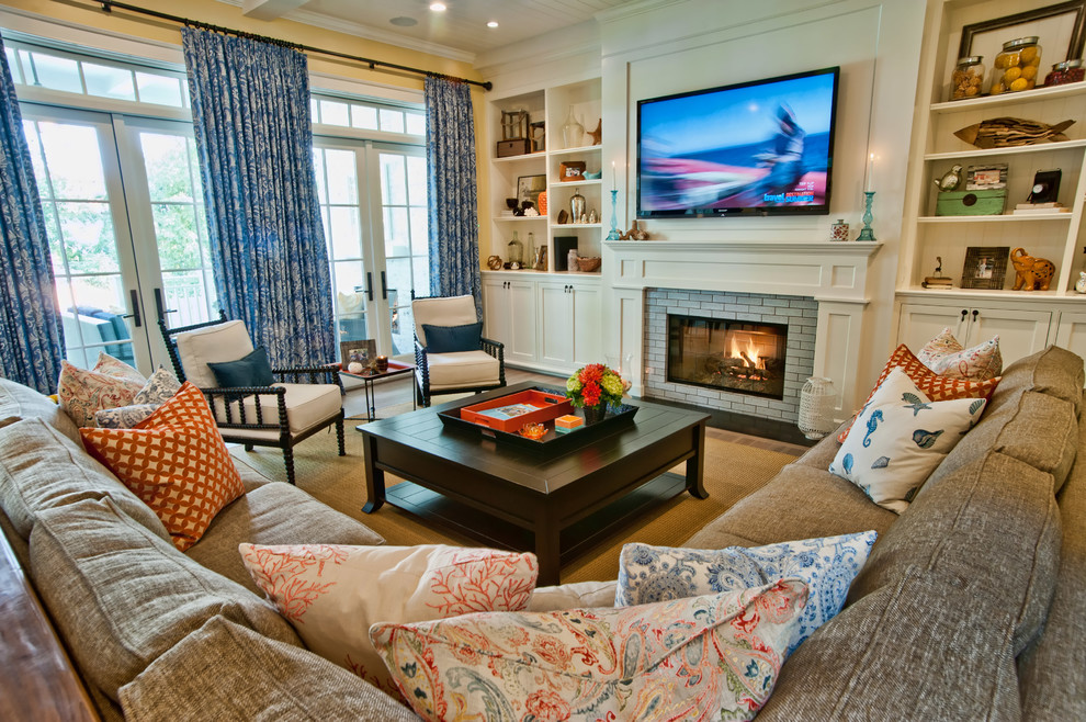 Inspiration pour une salle de séjour traditionnelle avec un mur jaune, une cheminée standard et un téléviseur encastré.