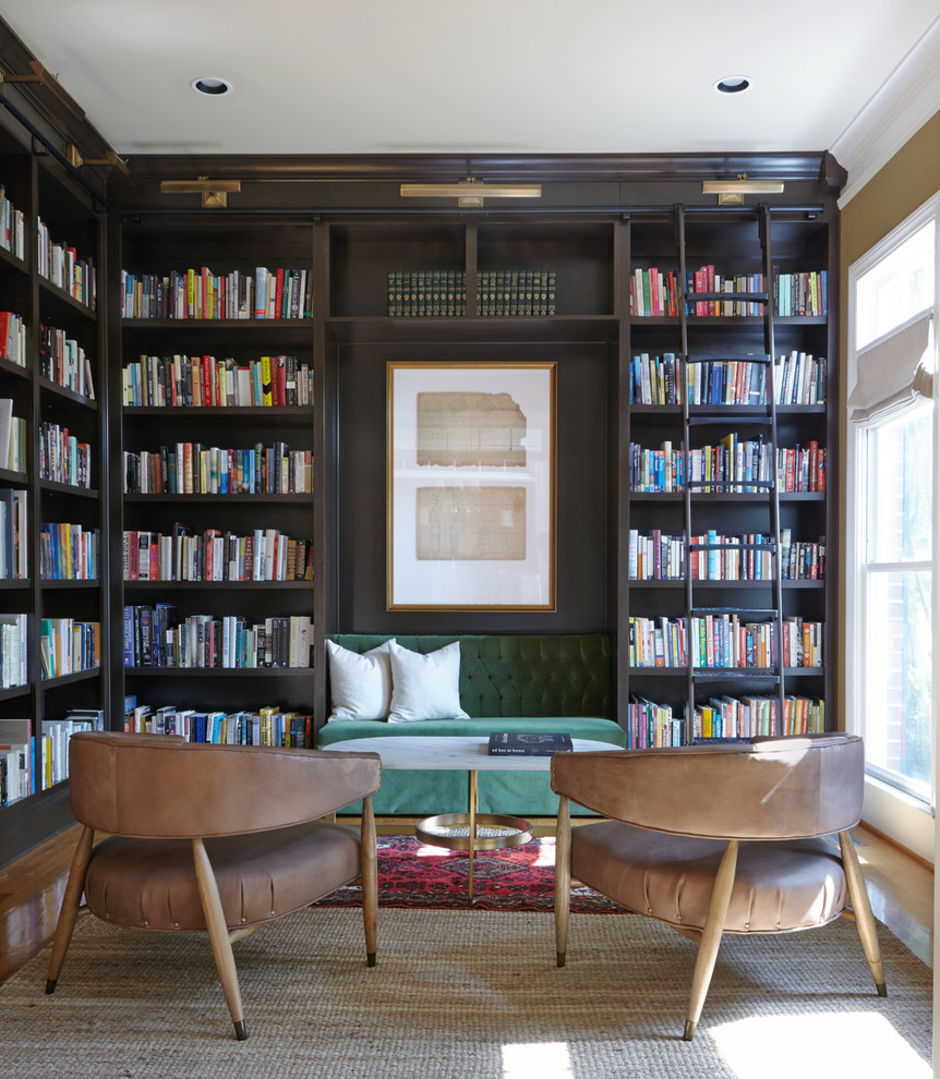 Idee per un soggiorno chic con libreria, pareti marroni e pavimento in legno massello medio