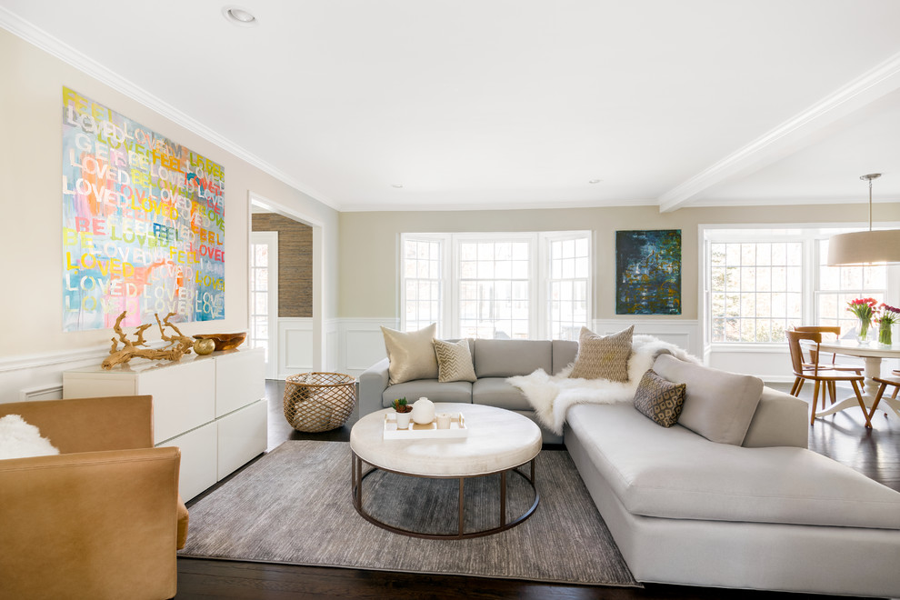 Imagen de sala de estar abierta clásica renovada con paredes beige, suelo de madera oscura y suelo marrón