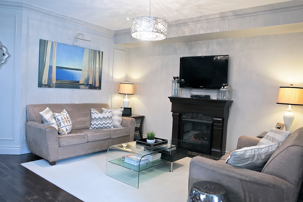 Пример оригинального дизайна: маленькая открытая гостиная комната в стиле неоклассика (современная классика) с серыми стенами, темным паркетным полом и телевизором на стене для на участке и в саду