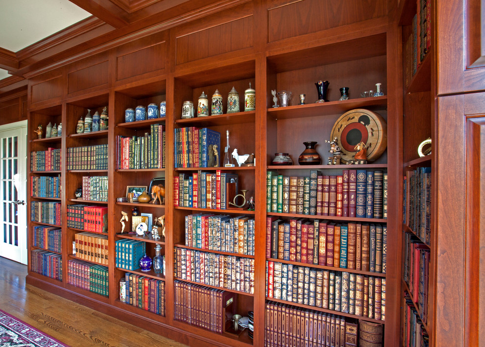 Foto di un soggiorno classico con libreria