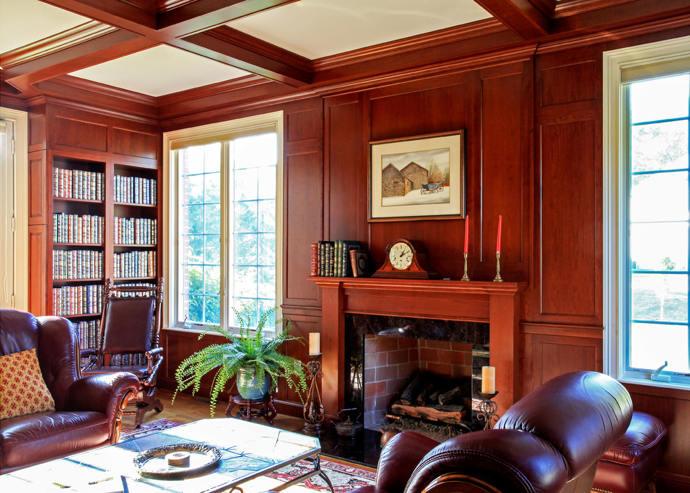 Idées déco pour une grande salle de séjour classique fermée avec une bibliothèque ou un coin lecture, parquet clair, une cheminée standard et un manteau de cheminée en bois.