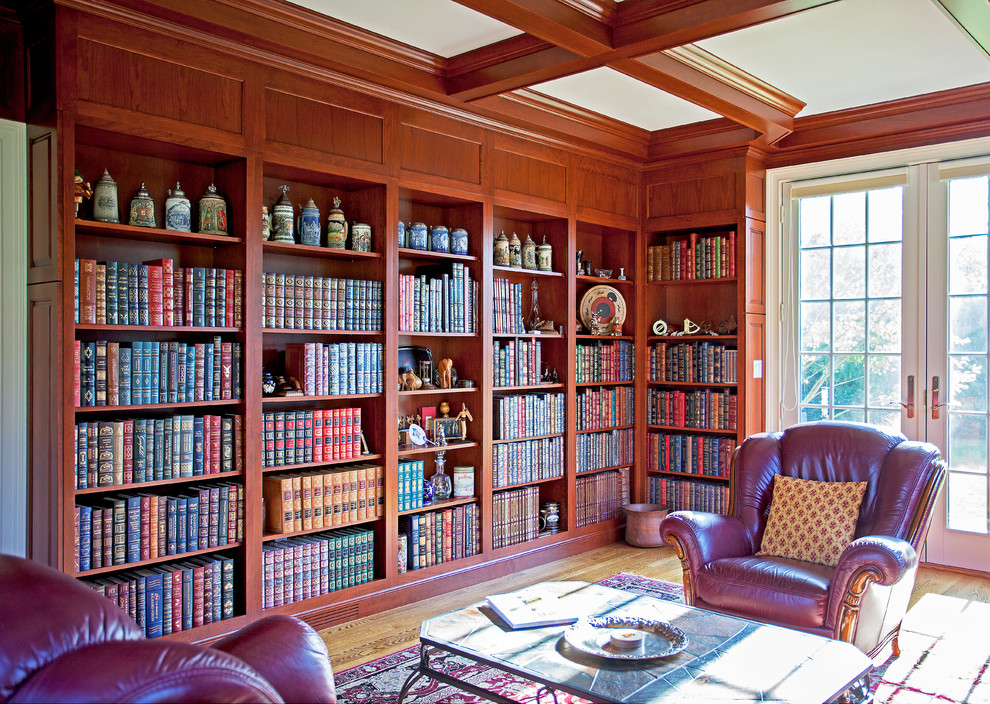 Idée de décoration pour une grande salle de séjour tradition fermée avec une bibliothèque ou un coin lecture, parquet clair, une cheminée standard et un manteau de cheminée en bois.