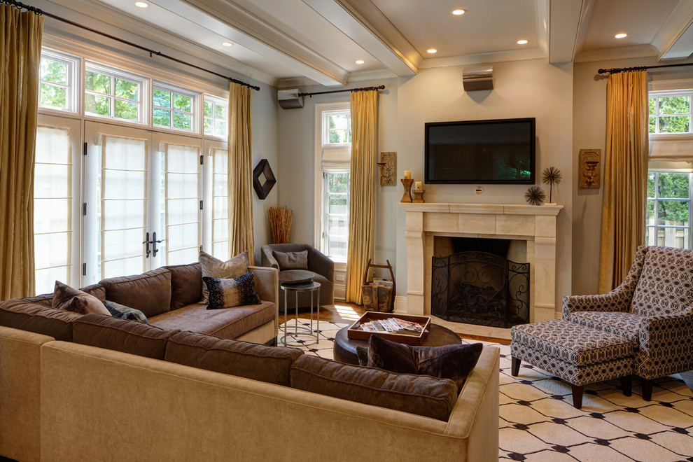 Klassisches Wohnzimmer mit braunem Holzboden, Kamin und TV-Wand in Chicago
