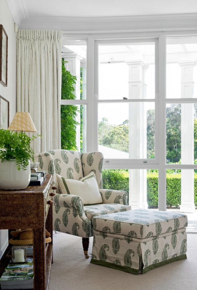 Diseño de sala de estar abierta tradicional de tamaño medio con paredes blancas, moqueta y suelo beige
