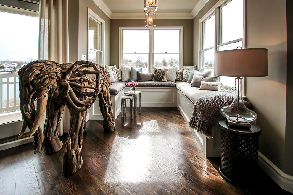 Foto de sala de estar tradicional renovada grande con suelo de madera oscura y suelo marrón