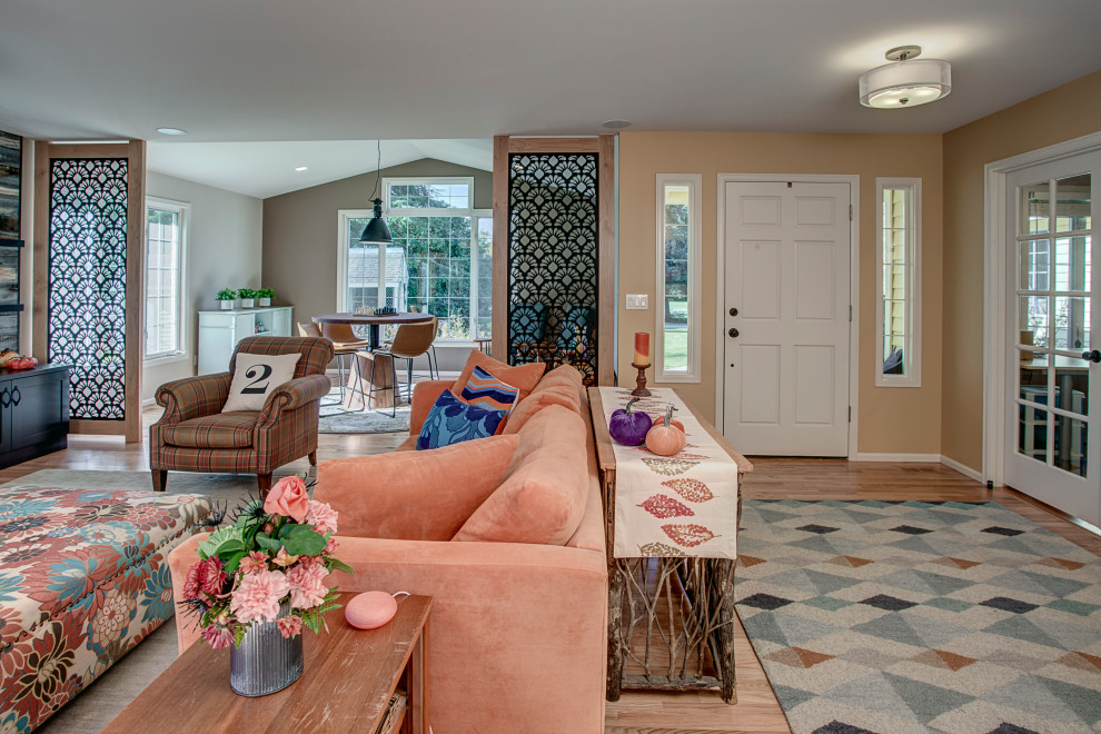 Idee per un grande soggiorno bohémian aperto con pareti beige, pavimento in legno massello medio e pavimento rosso