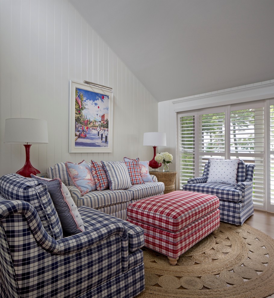 Imagen de sala de estar tipo loft marinera de tamaño medio con paredes blancas, pared multimedia y suelo de madera clara