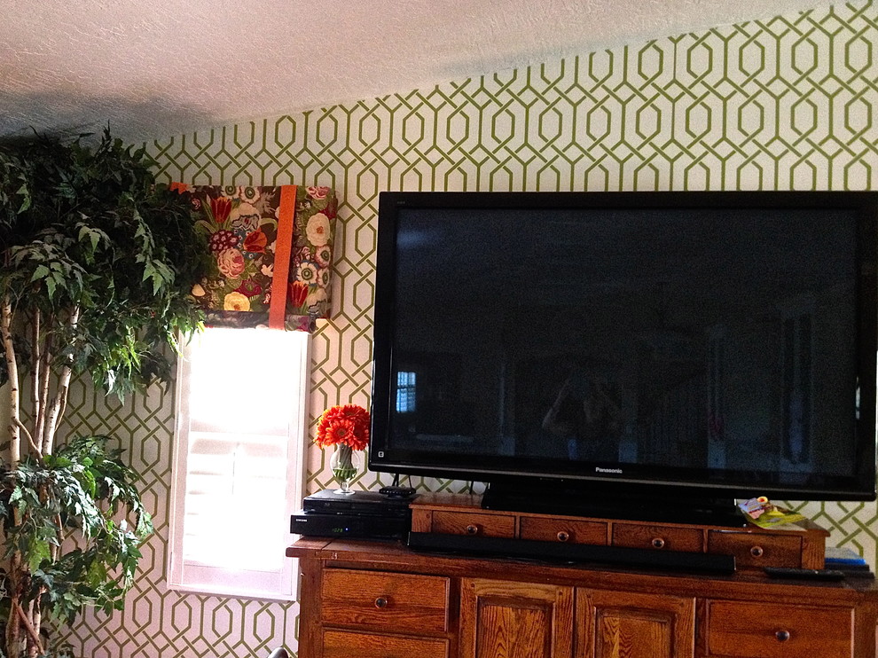 Idéer för mellanstora maritima allrum med öppen planlösning, med gröna väggar, klinkergolv i keramik och en fristående TV