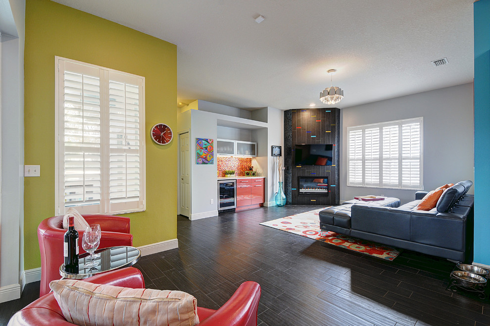 Großes, Offenes Modernes Wohnzimmer mit Porzellan-Bodenfliesen, Hausbar, grüner Wandfarbe, Eckkamin, gefliester Kaminumrandung und TV-Wand in Tampa