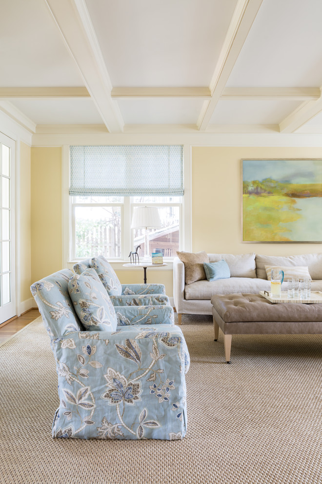 Пример оригинального дизайна: большая изолированная гостиная комната в морском стиле с желтыми стенами и ковровым покрытием без камина, телевизора