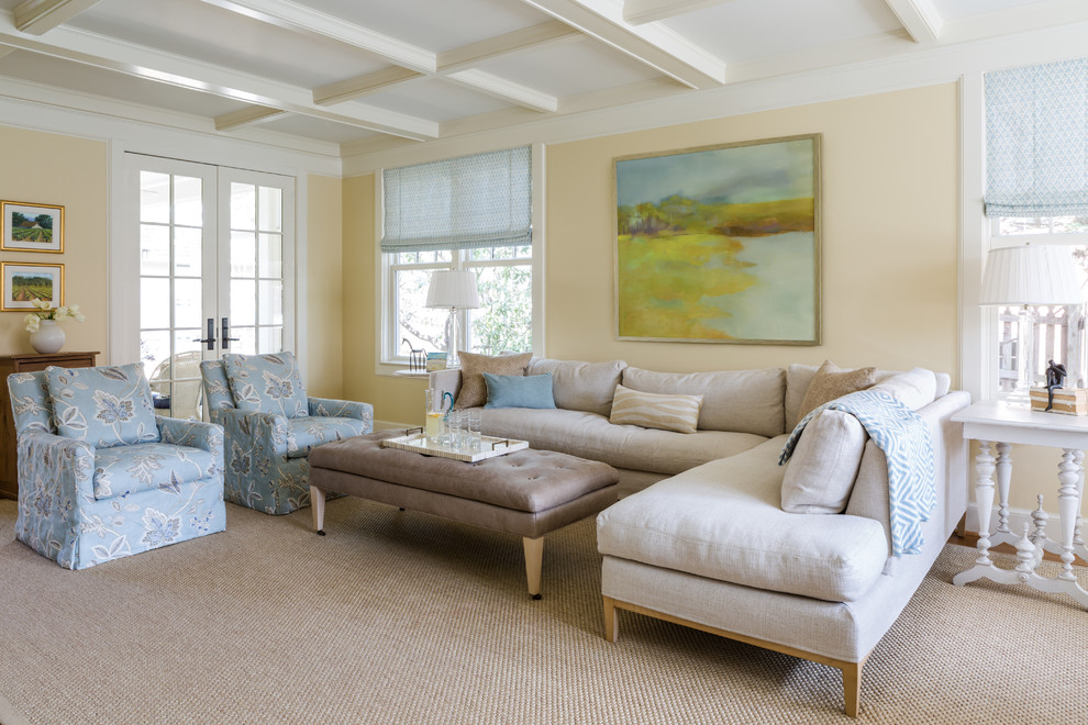 Imagen de sala de estar cerrada tradicional grande sin chimenea y televisor con paredes amarillas y moqueta