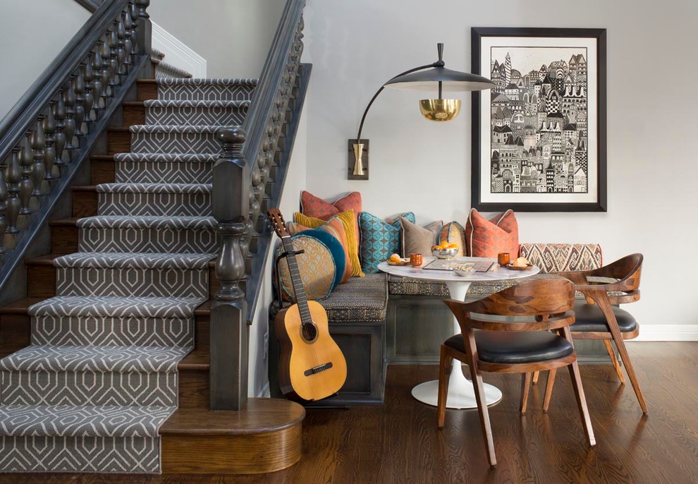 Foto de sala de estar abierta bohemia con paredes grises, suelo de madera en tonos medios y marco de chimenea de piedra